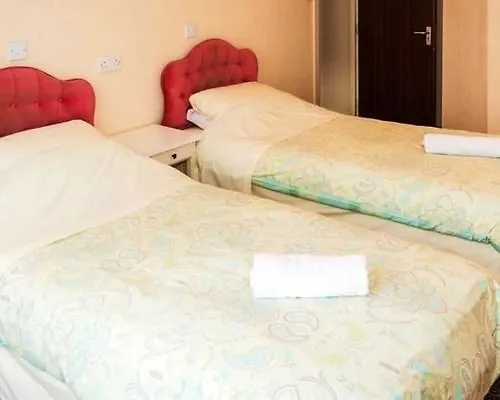 Wisestay Cardiff 3*,